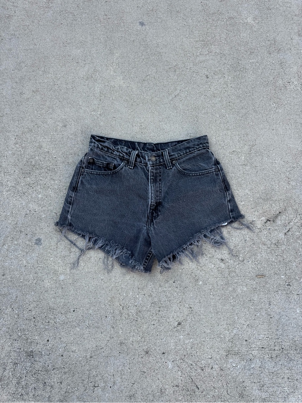 Vintage 90s Levi’s 554 women’s black wash denim shorts